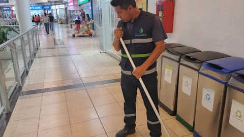Centro comercial en mantenimiento de limpieza