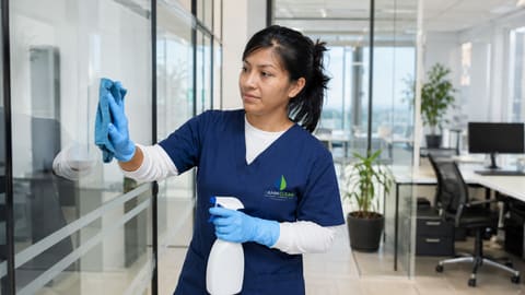 Oficina corporativa impecable tras la limpieza de PAMM CLEAN