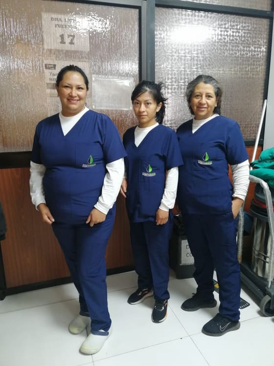 Personal de PAMM CLEAN realizando labores de limpieza profesional